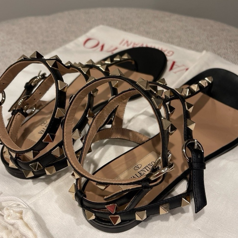 Valentino Rockstud Caged Leather Ankle Strap Thong
Sandal size 37, Black - Picture 6 of 12